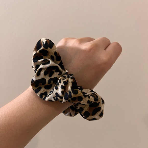 Leopard cheetah animal print scrunchies set - Picture 2 of 4